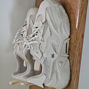 Off white 90s style tennis shoes